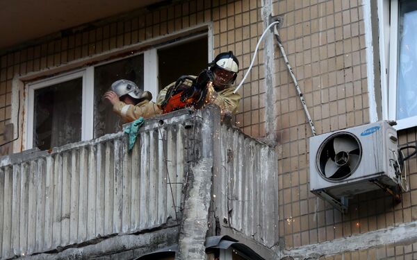 Сотрудник МЧС ДНР работают на месте обстрела ВСУ жилого сектора в Буденновском районе Донецка