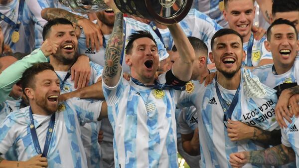 Сборная Аргентины празднует победу в финале Кубка Америки