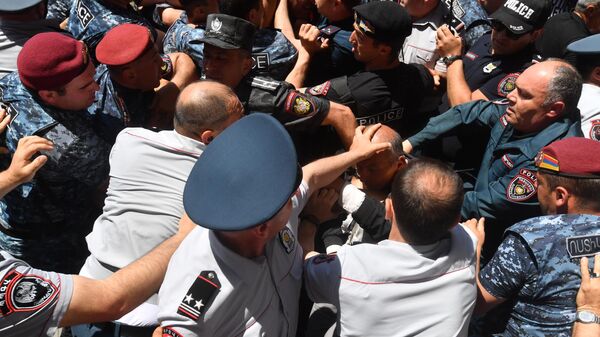 Сотрудники правоохранительных органов и участники акции оппозиции у дома правительства в Ереване