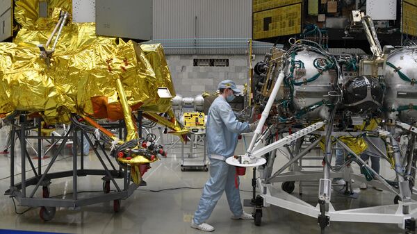 Сотрудник НПО имени С. А. Лавочкина у двигательной установки десантного модуля Экзо-Марс