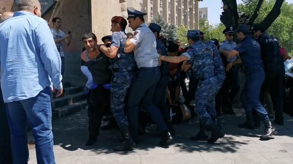 Стычки полиции с протестующими у дома правительства в Ереване