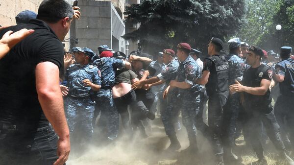 Столкновение сотрудников правоохранительных органов и участников акции оппозиции в Ереване