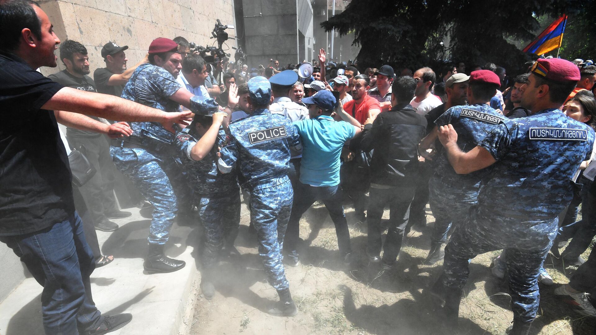 Столкновение сотрудников правоохранительных органов и участников акции оппозиции в Ереване - РИА Новости, 1920, 04.06.2022
