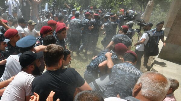 Столкновение сотрудников правоохранительных органов и участников акции оппозиции в Ереване