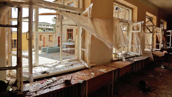 Разрушенная школа №22 в Донецке, которая подверглась обстрелу снарядами РСЗО Смерч со стороны ВСУ.
