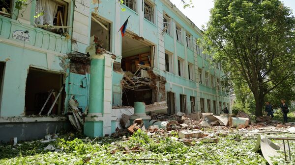 Разрушенная школа №22 в Донецке. Архивное фото