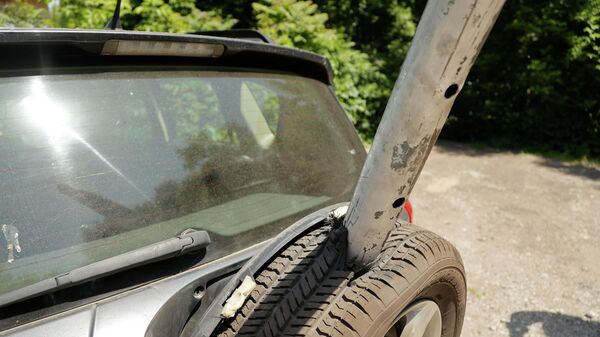 Кассета от снаряда ракетной системы залпового огня Смерч, попавшая в запасное колесо автомобиля в Донецке. 30 мая 2022