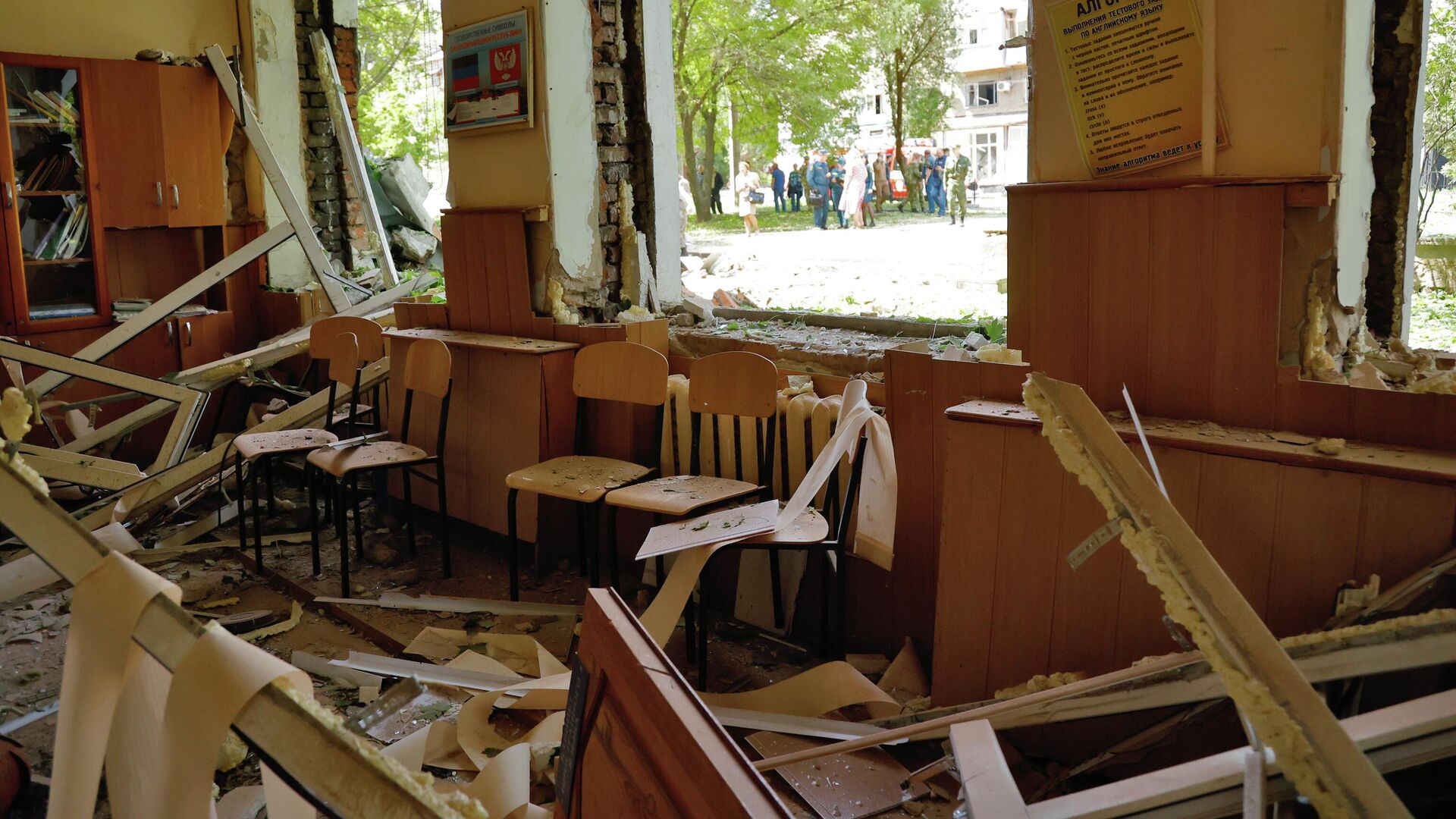 Разрушенная школа №22 в Донецке, которая подверглась обстрелу со стороны украинских военных - РИА Новости, 1920, 11.06.2022