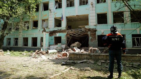 Разрушенная школа №22 в Донецке, которая подверглась обстрелу со стороны украинских военных