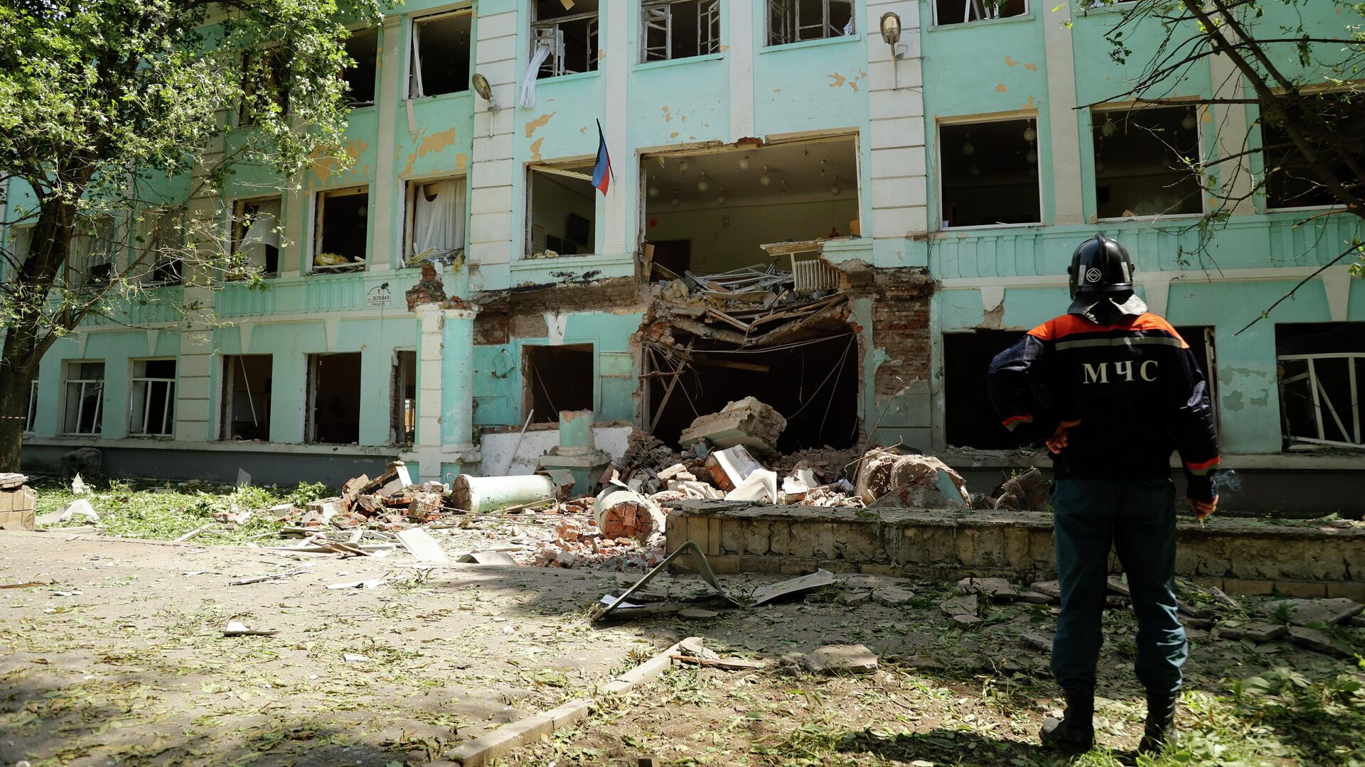 Разрушенная школа №22 в Донецке, которая подверглась обстрелу со стороны украинских военных. 30 мая 2022 - РИА Новости, 1920, 30.05.2022