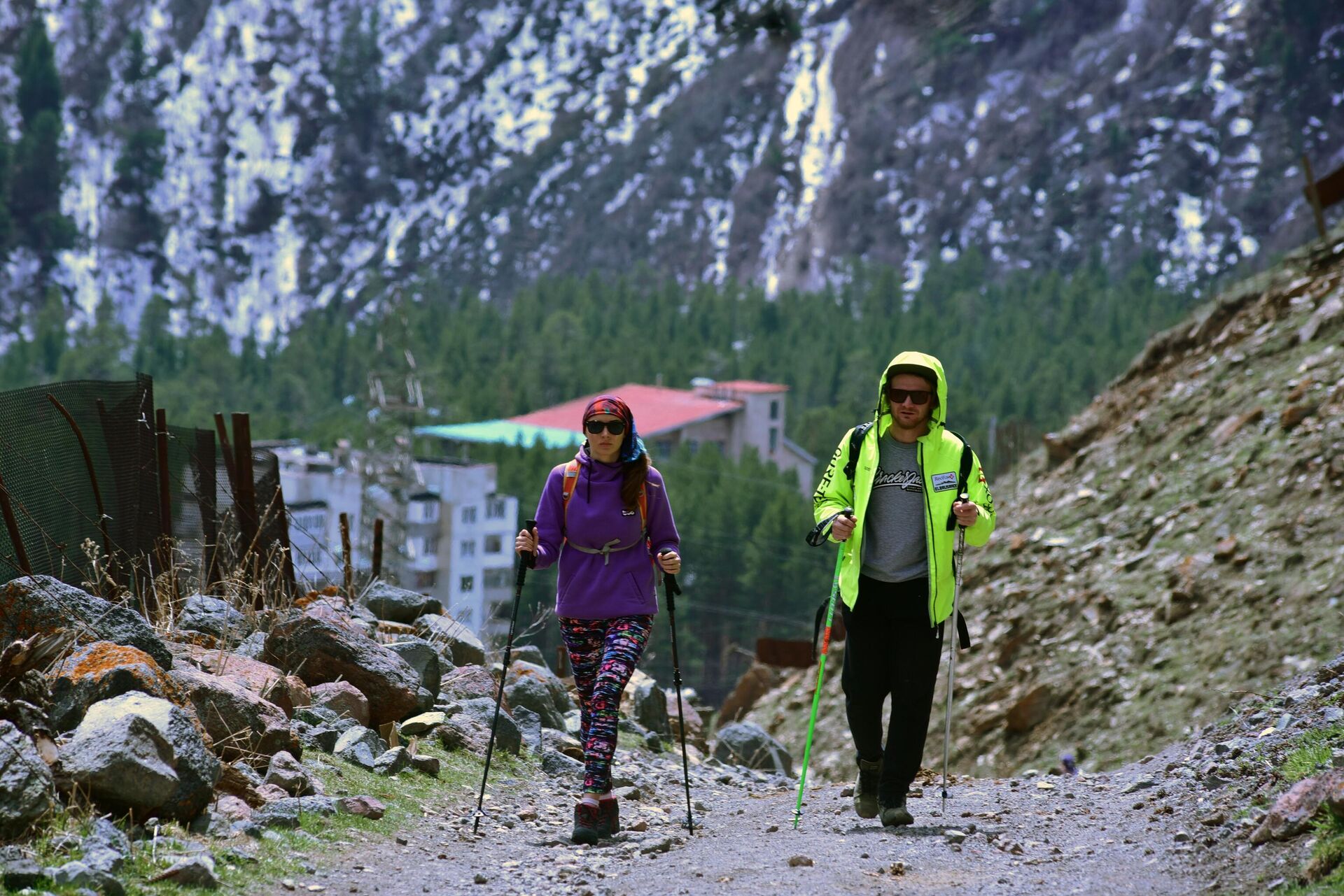 Альпинисты проходят акклиматизацию перед восхождением на Эльбрус в окрестностях базового лагеря Азау - РИА Новости, 1920, 06.06.2023