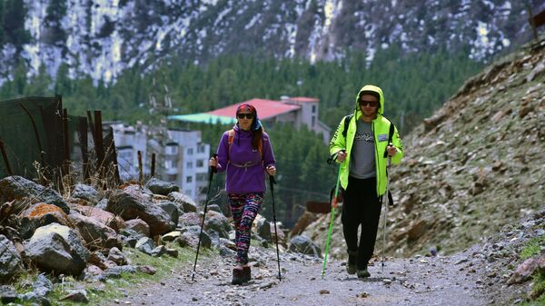 Альпинисты проходят акклиматизацию перед восхождением на Эльбрус в окрестностях базового лагеря Азау