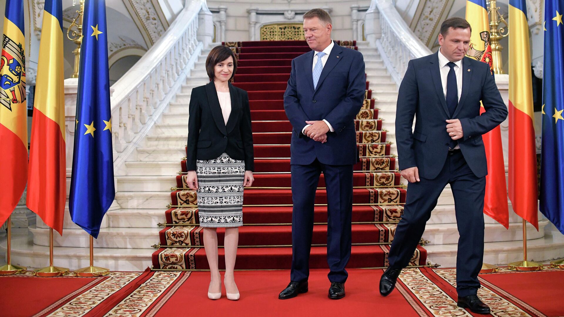 Премьер-министр Молдовы Майя Санду и президент Румынии Клаус Йоханнис во время встречи - РИА Новости, 1920, 31.05.2022