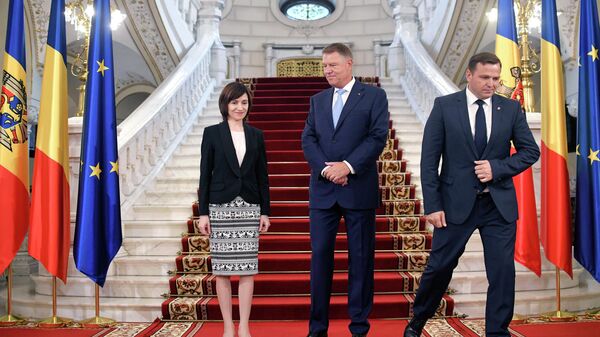 Премьер-министр Молдовы Майя Санду и президент Румынии Клаус Йоханнис во время встречи
