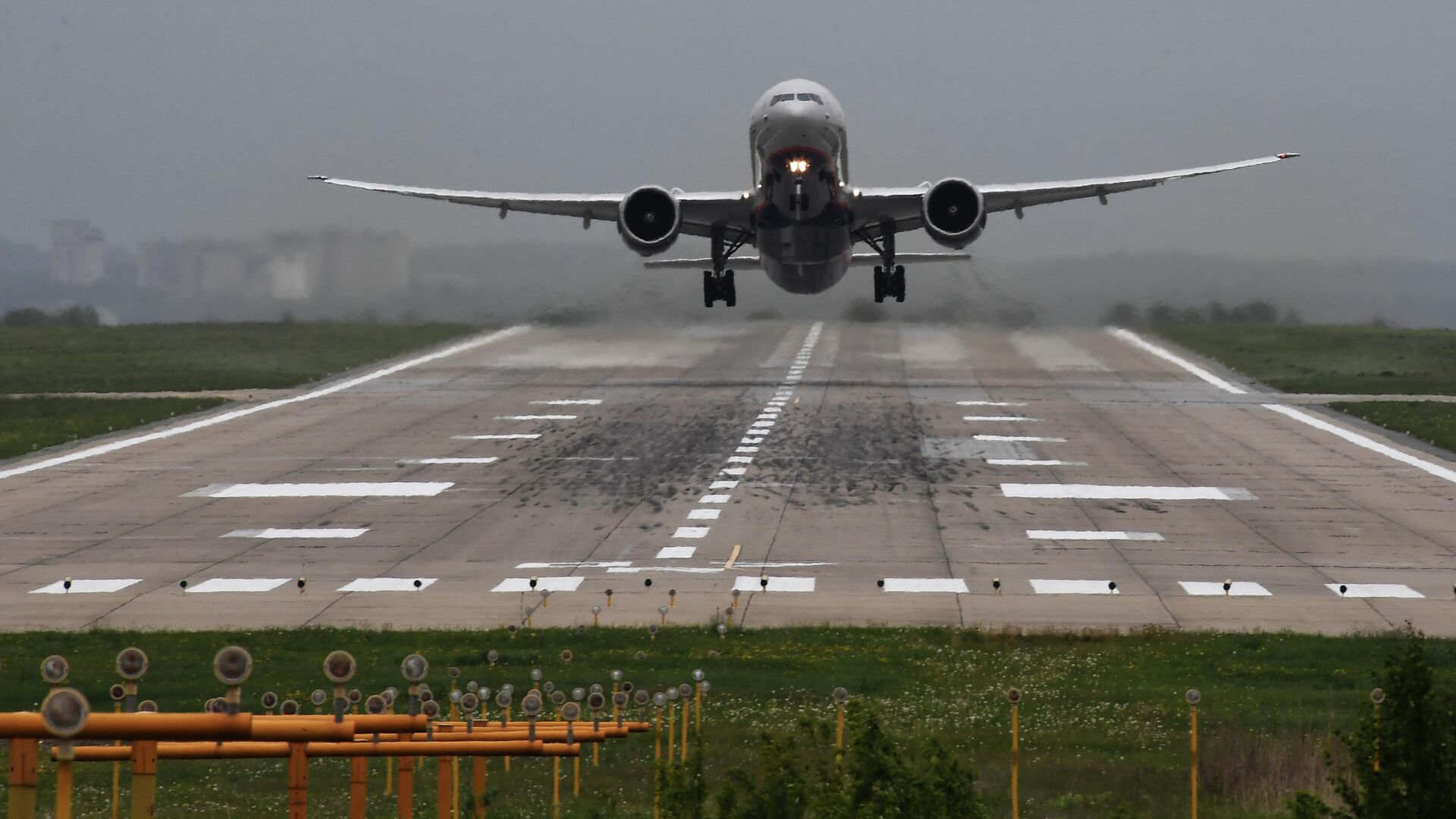 Взлет самолета Boeing 777-300 - РИА Новости, 1920, 03.06.2022