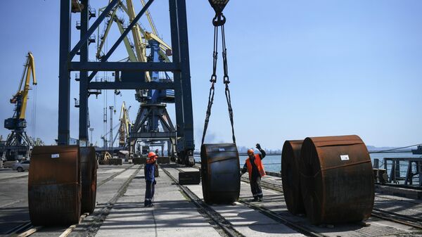 Погрузка партии листового металла на судно типа Славутич в порту Мариуполя