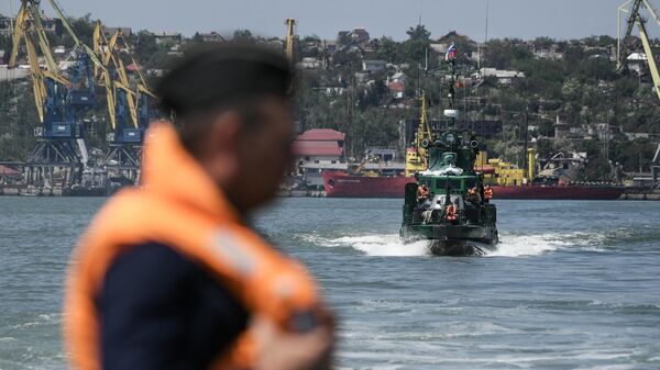 Военный катер патрулирует акваторию порта в Мариуполе