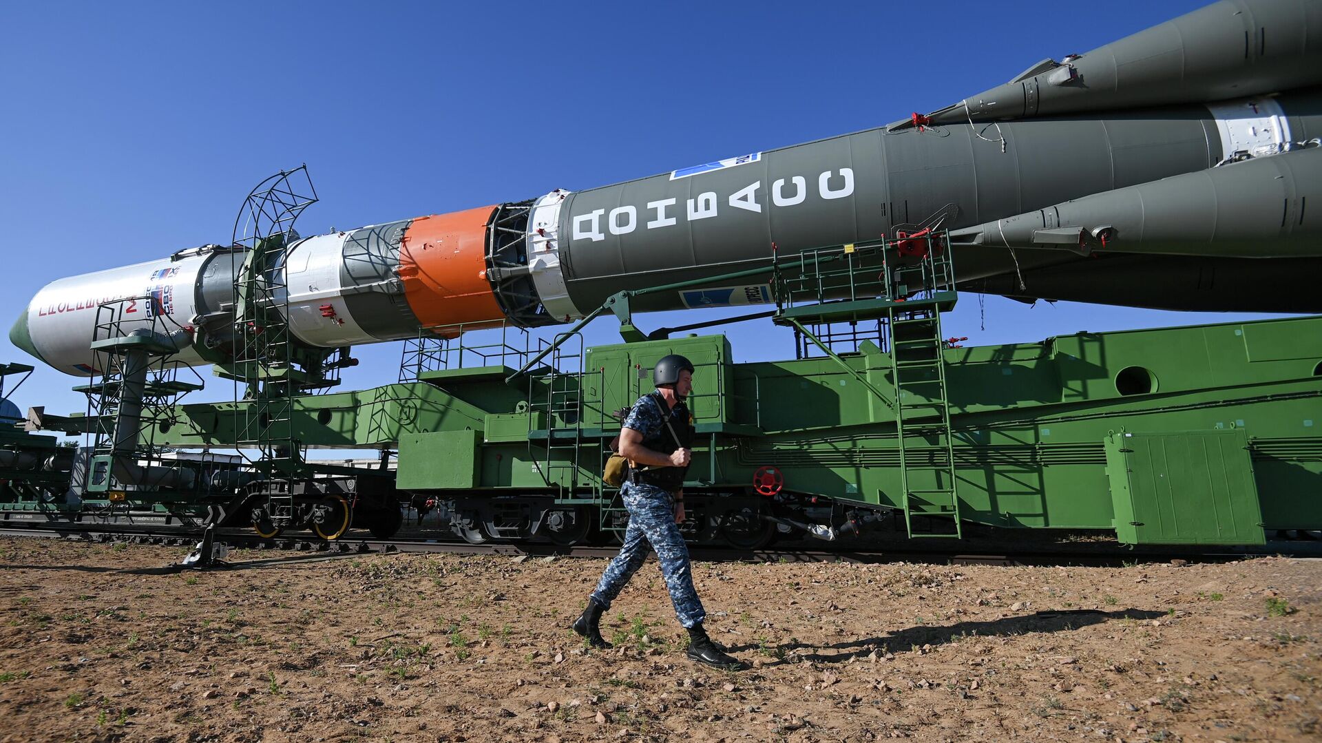 Ракету Союз-2.1а с грузовым кораблем Прогресс МС-20 вывозят на стартовый стол на космодроме Байконур. 31 мая 2022 - РИА Новости, 1920, 31.05.2022