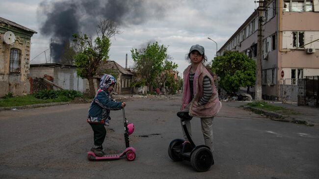 Дети на улице в Мариуполе