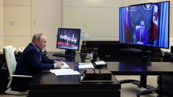 Президент РФ Владимир Путин во время встречи в режиме видеоконференции с главой Удмуртской Республики Александром Бречаловым