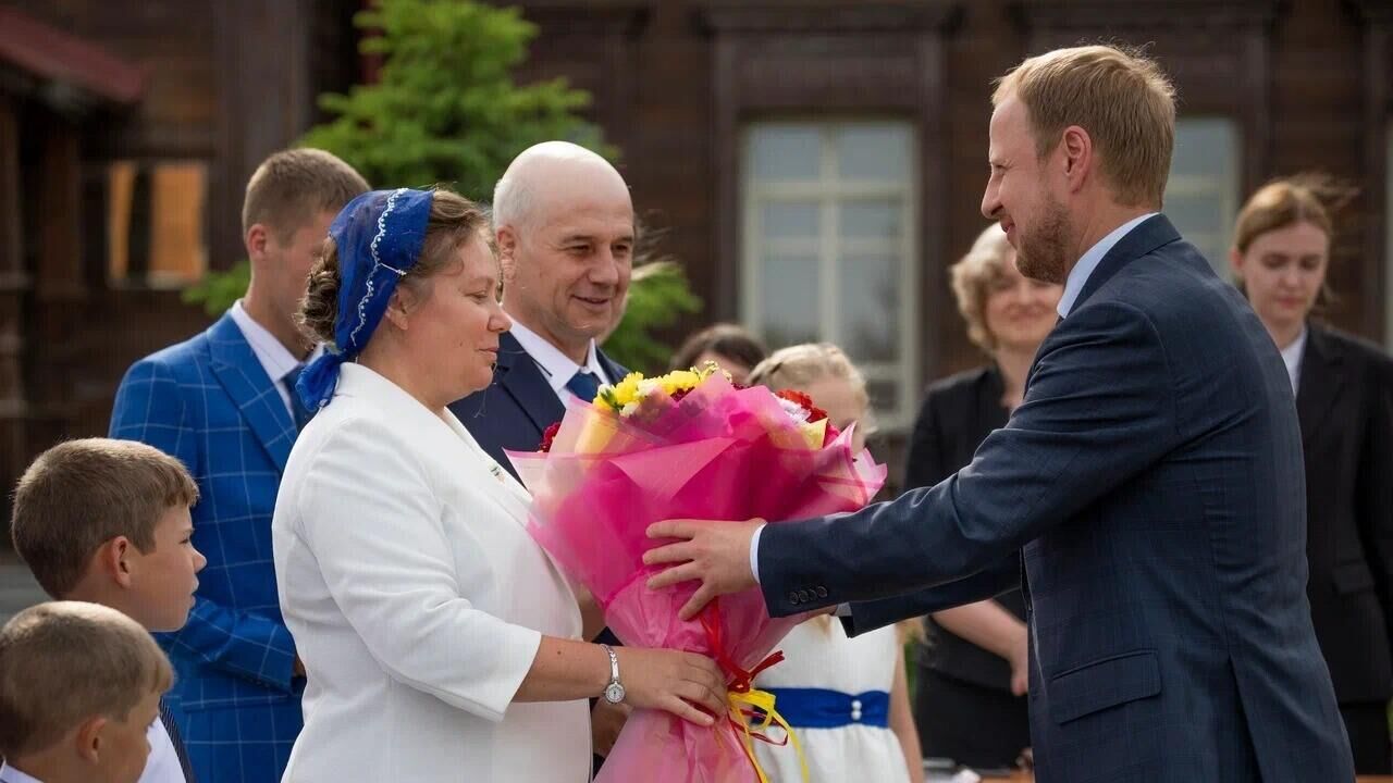 Глава Алтая Виктор Томенко поздравил многодетную семью Лещевых в селе Курья - РИА Новости, 1920, 31.05.2022