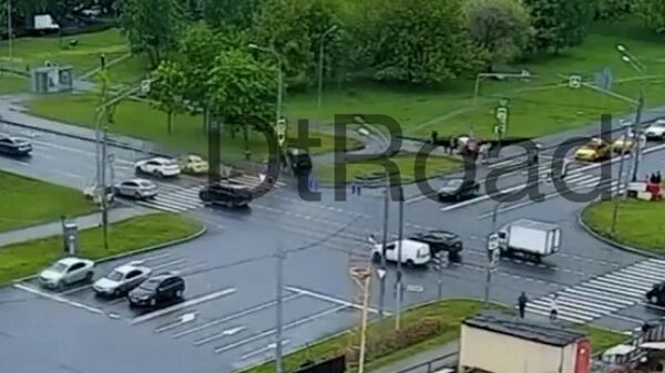 Автомобиль вылетел на тротуар на Дмитровском шоссе в Москве
