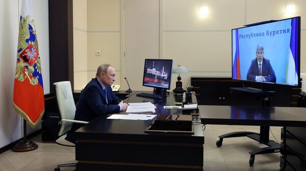  Президент России Владимир Путин во время встречи в режиме видеоконференции с главой Бурятии Алексеем Цыденовым