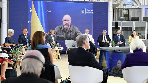 Премьер-министр Украины Денис Шмыгаль участвует по видеосвязи в конференции министров финансов стран G7. Архивное фото 