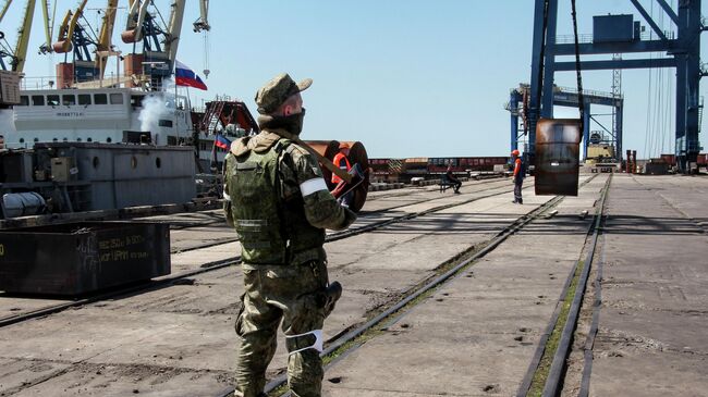 Военнослужащий в порту Мариуполя