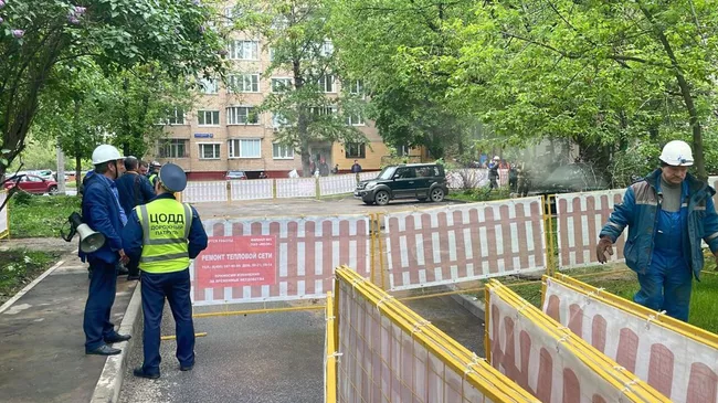 Городские службы ликвидировали вытекание воды после утечки на теплосети на юго-востоке Москвы