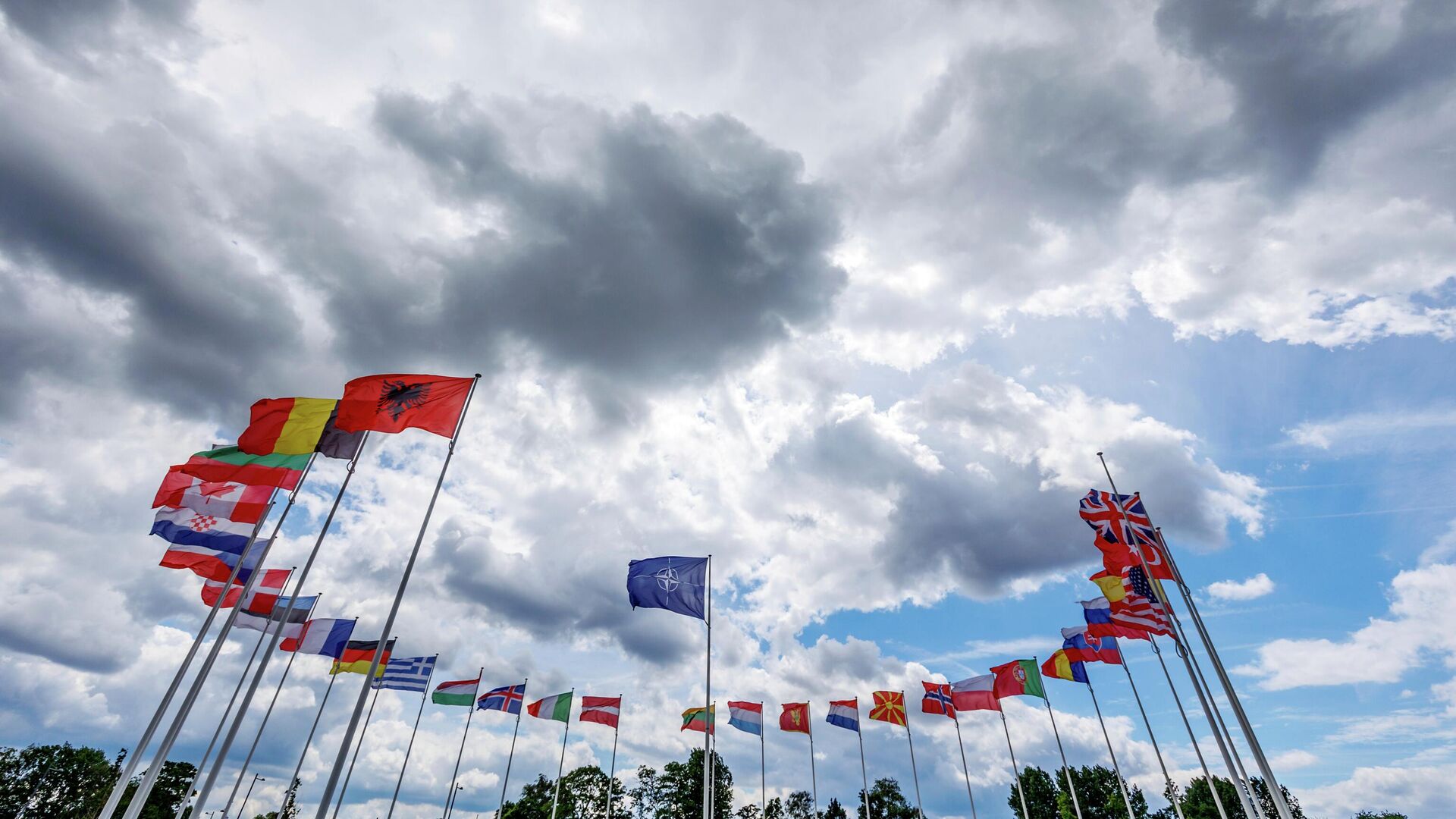 Флаги стран-участниц НАТО у штаб-квартиры организации в Брюсселе - РИА Новости, 1920, 04.07.2024