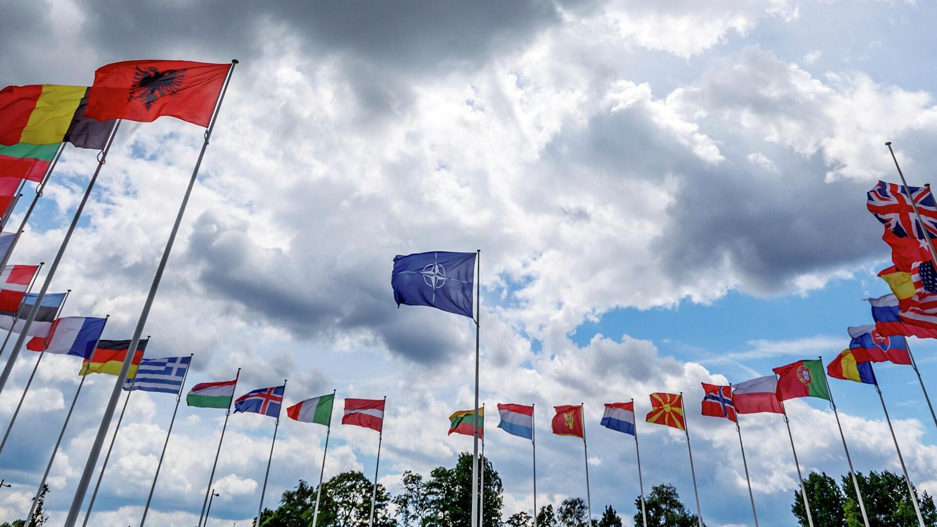 Флаги стран-участниц НАТО у штаб-квартиры организации в Брюсселе - РИА Новости, 1920, 24.08.2022