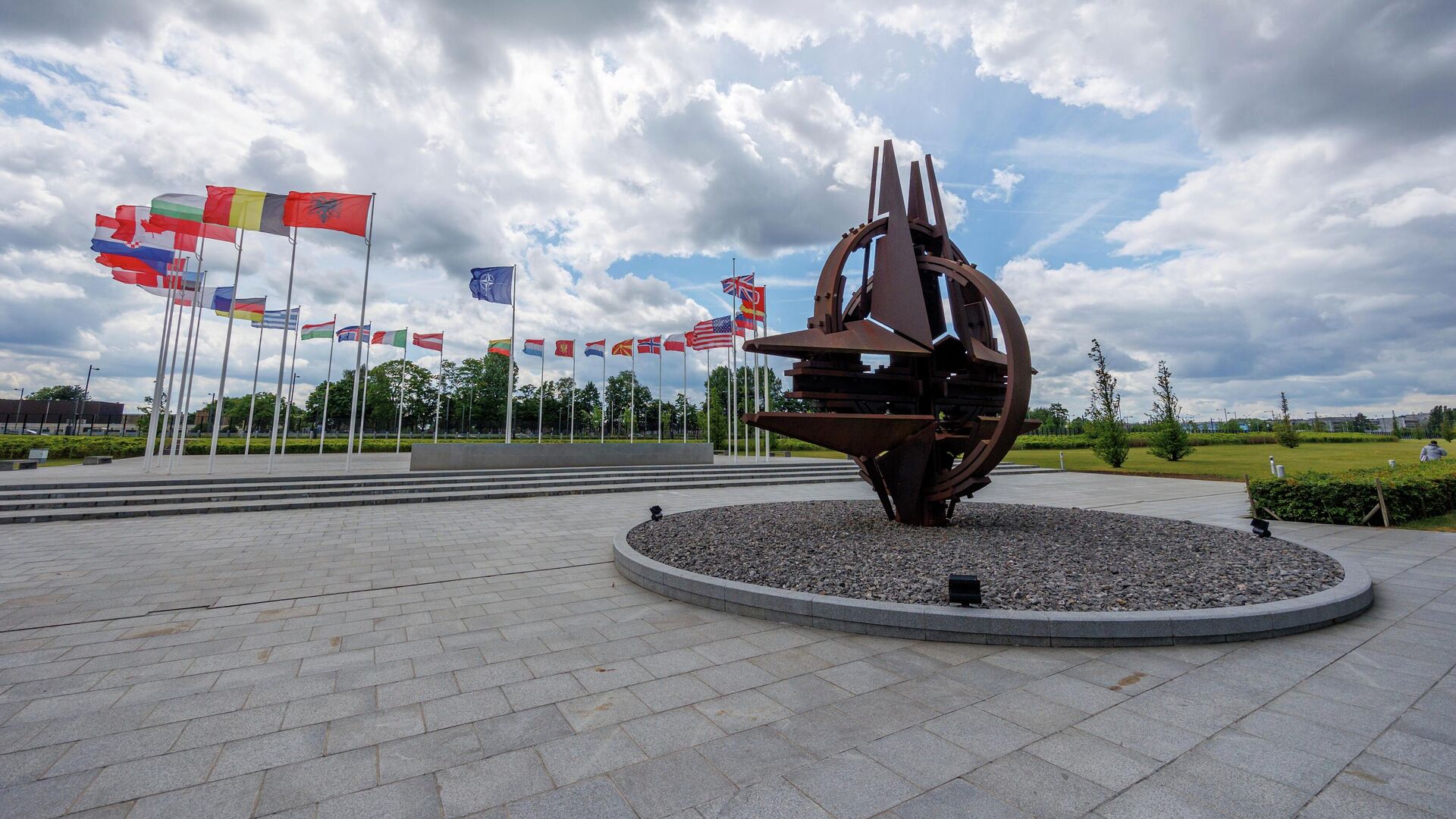 Флаги стран-участниц НАТО у штаб-квартиры организации в Брюсселе - РИА Новости, 1920, 24.06.2022