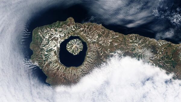 Съемка острова Онекотан и вулкана Креницына со спутника 