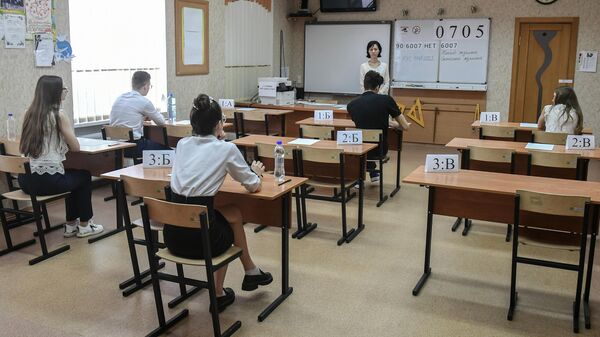 Школьники перед началом государственной итоговой аттестации по русскому языку по ЕГЭ. Перевод баллов ЕГЭ
