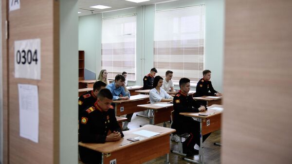 Учащиеся Екатеринбургского суворовского военного училища и ученики общеобразовательной школы перед началом ЕГЭ по русскому языку