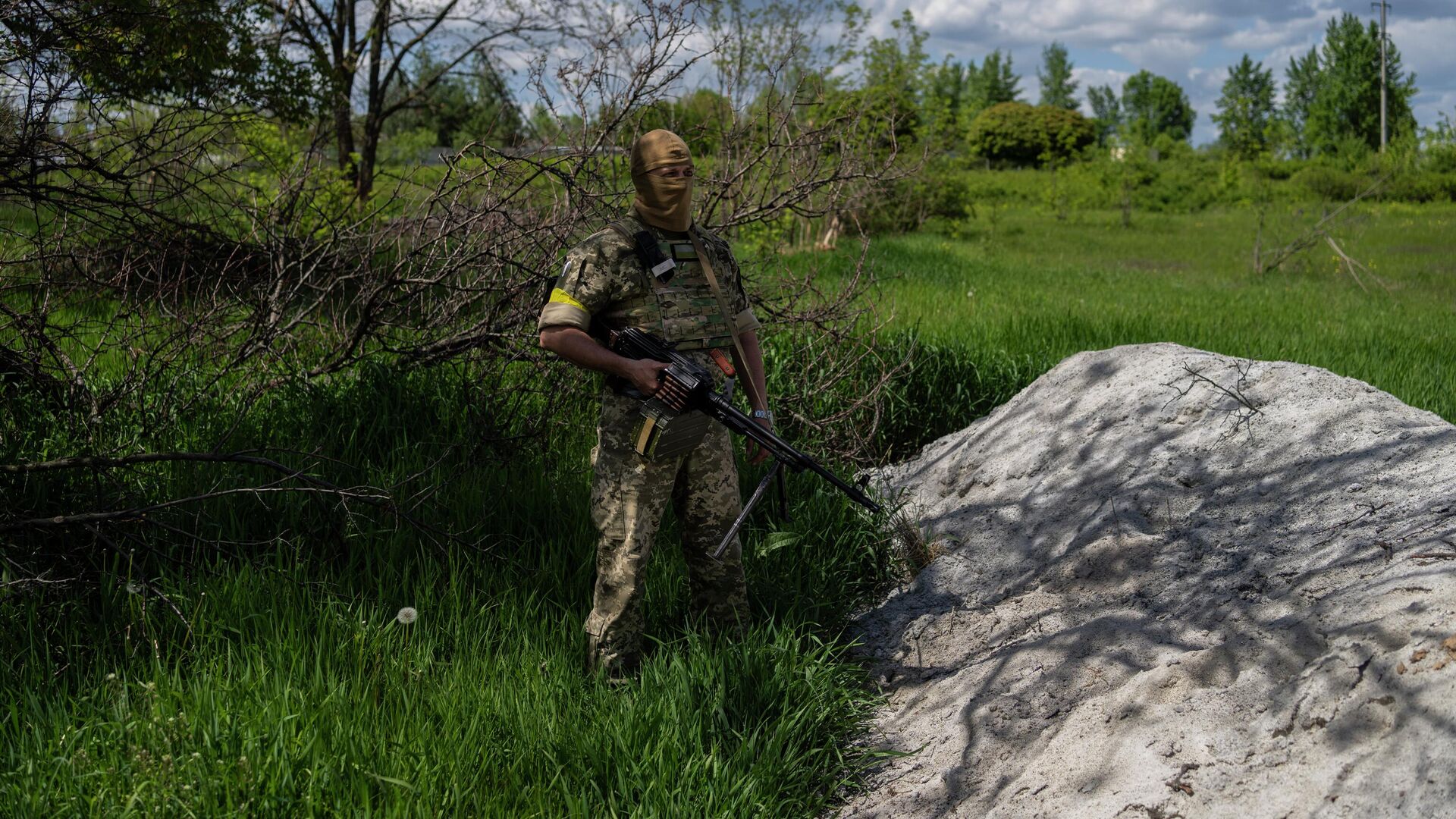 Украинский военнослужащий на окраине Харькова - РИА Новости, 1920, 05.06.2022