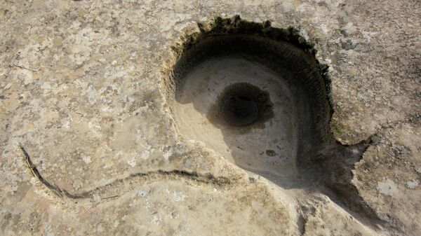 Лунка для воды в монолите, выдолбленная камнем, датируемые от эпохи мезолита. Гобустанский Государственный историко-художественный заповедник