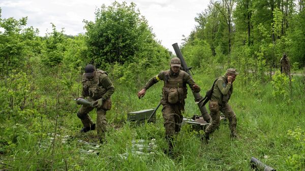Украинские военные ведут огонь из миномета