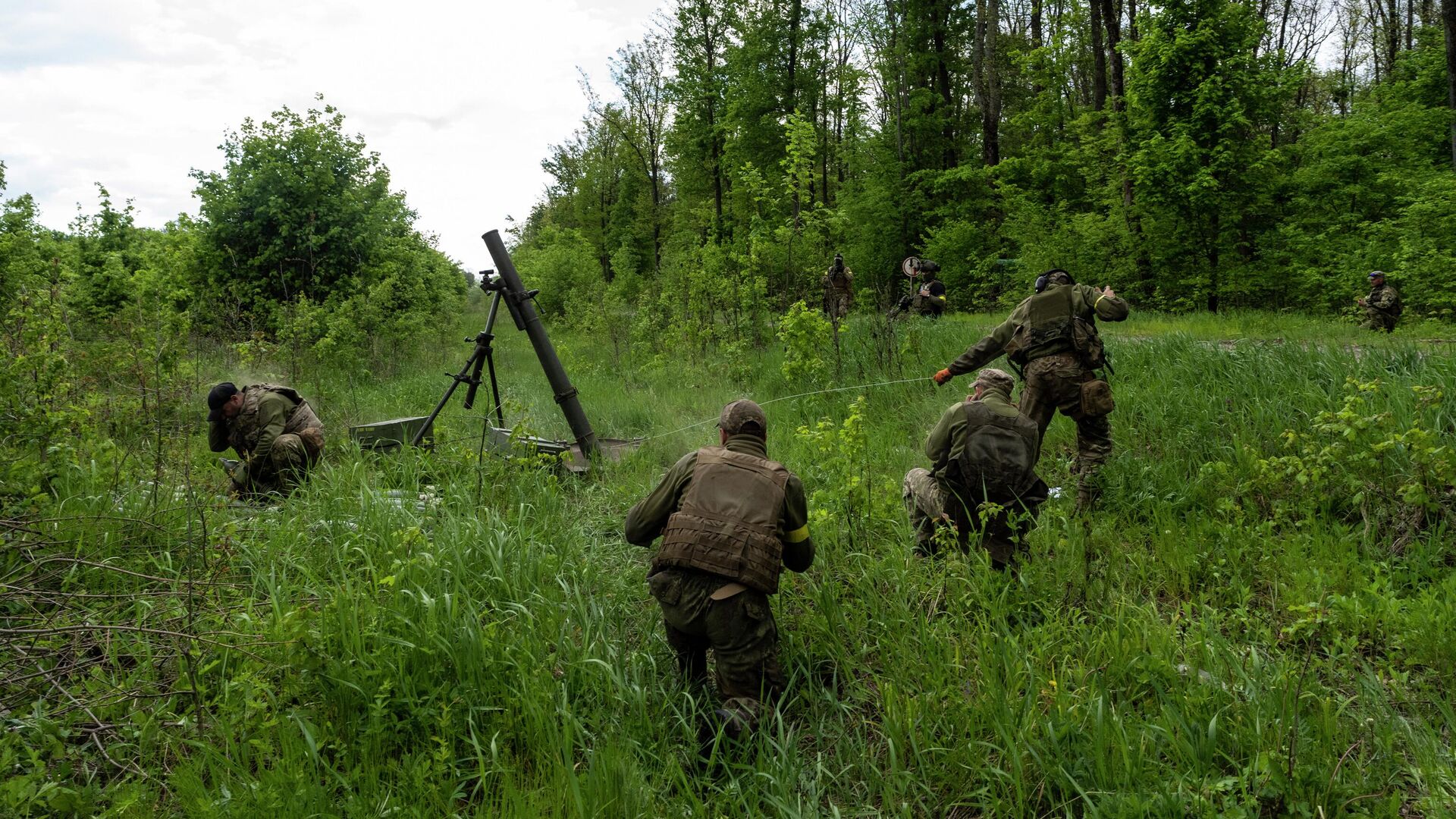 Украинские военные ведут огонь из миномета - РИА Новости, 1920, 22.08.2022