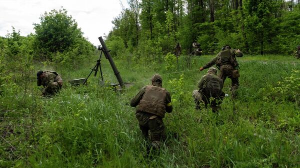 Украинские военные ведут огонь из миномета