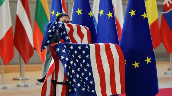 Флаги ЕС и США в здании Европейского совета в Брюсселе