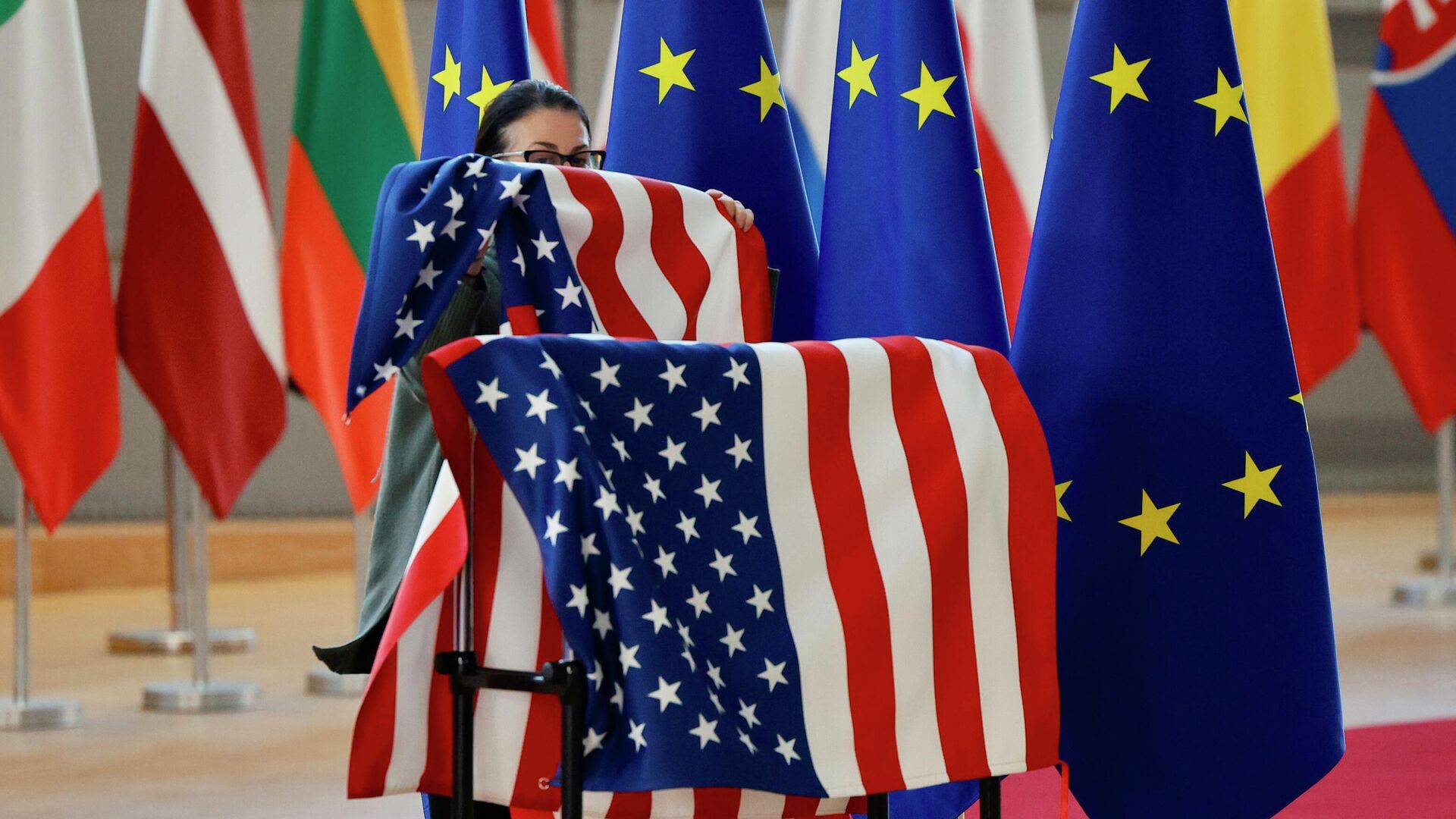 Флаги ЕС и США в здании Европейского совета в Брюсселе - РИА Новости, 1920, 13.02.2024