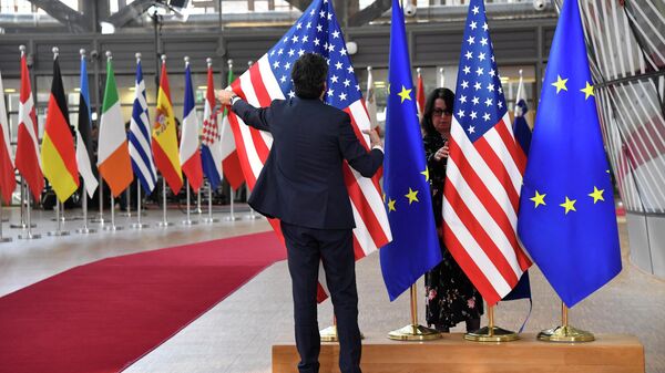 Флаги стран, входящих в ЕС и флаг США перед началом саммита в Брюсселе