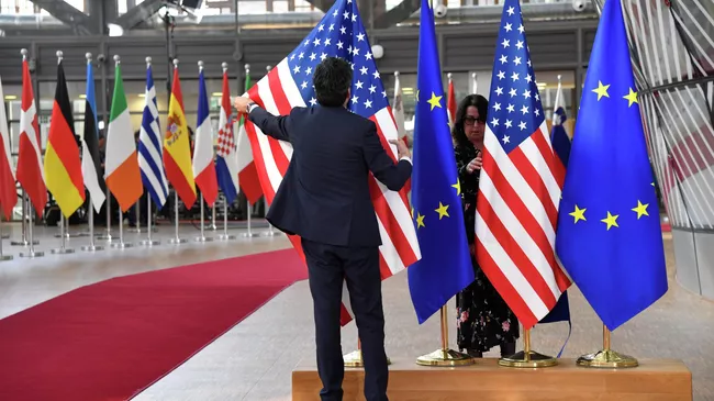 Флаги стран, входящих в ЕС, и флаг США