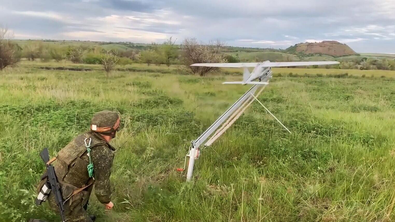 Военнослужащий производит запуск беспилотного летательного аппарата (БПЛА) Орион в ходе специальной военной операции - РИА Новости, 1920, 30.06.2022