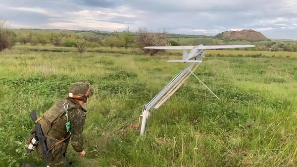 Военнослужащий производит запуск беспилотного летательного аппарата (БПЛА) Орион в ходе специальной военной операции