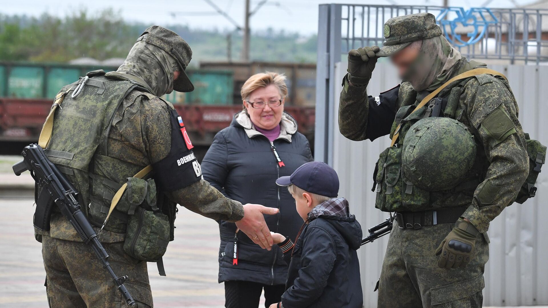 Военнослужащие угощают конфетами ребенка на одной из улиц в городе Купянск - РИА Новости, 1920, 11.07.2024