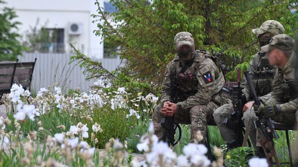 Военнослужащие отдыхают в сквере в городе Купянск