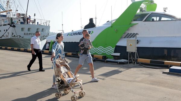 Пассажиры идут на посадку на морское пассажирское судно на подводных крыльях Комета 120М в порту Севастополя